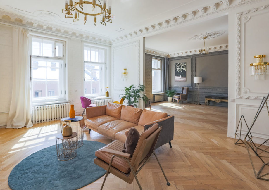 Drewniane podłogi w salonie – jak wybrać idealny materiał na podłogę?