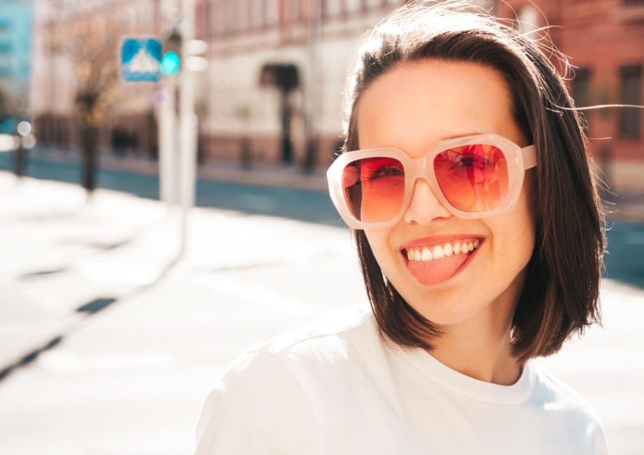 Kobiety i okulary przeciwsłoneczne Versace – jak dobrać idealny model?