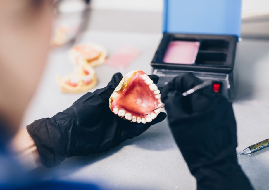 Produkcja protez zębowych w specjalistycznym zakresie protetyki stomatologicznej