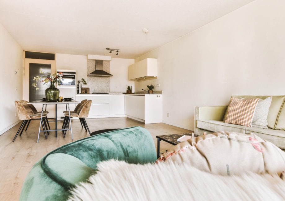 Zastosowanie drewnianych desek podłogowych jako funkcjonalnej i estetycznej alternatywy dla różnych przestrzeni mieszkalnych