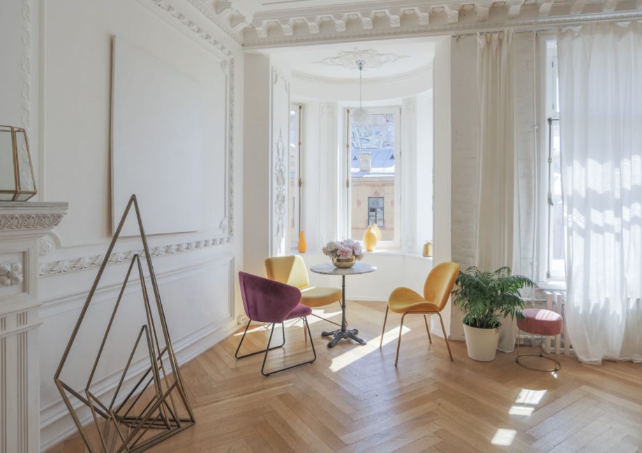 Piękno i trwałość drewnianych desek podłogowych: jak stworzyć elegancką oazę w swoim domu