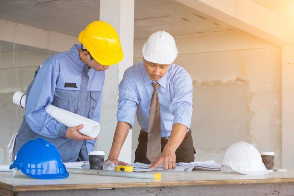 Przykładem może być sytuacja firmy budowlanej, która podczas realizacji dużego projektu mieszkalnego napotkała na nieoczekiwane problemy geologiczne